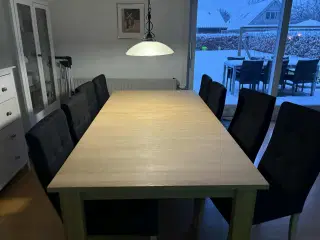 Spisebord med 10 stole samt 3 tillægsplader