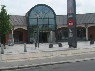 Attraktiv butiks-/kontorlejemål i Farsø Rådhuscenter udlejes