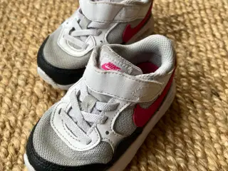 Sneakers Nike str. 22