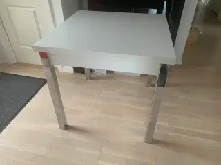 Hvidt bord med stål ben 80 x80 med udtræk længde 1
