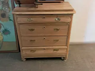 Gammel afsyret  fyrtræs komode