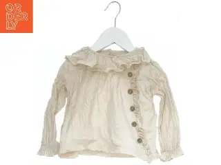 Råhvid bluse med knapper og flæser fra Little Wonders (str. 92)