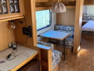 Stor fastligger Knaus campingvogn