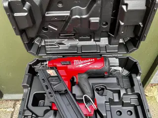 Milwaukee m18 FFN. Sømpistol med en kasse søm