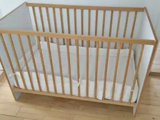 Tremmeseng med madras og sengebånd