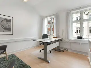 Fuldt møbleret kontorarbejdsplads fra 2.400 kr. + moms pr. måned