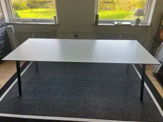 Stort flot hvidt spisebord