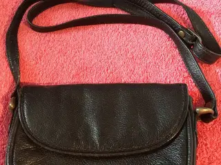 Lille sort læder taske til salg