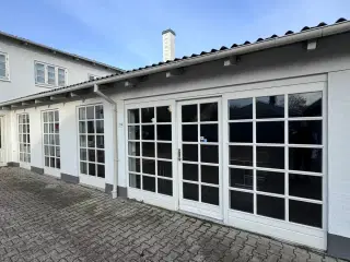 Flot renoveret erhvervslejemål – centralt i Årslev