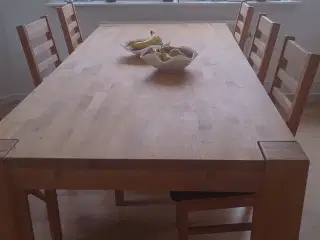 Massivt egetræs spisebord med 6 stole