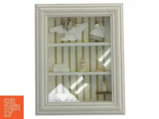 Dekorativ ramme med miniature vaskeri (str. 25,5x20 cm)