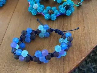 Nye knyttede armbånd