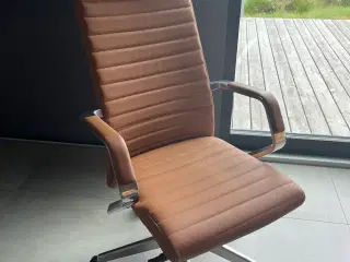 Kontorstol i brunt skind