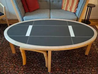 Ovalt sofabord i massiv bøg med grå skifer/kakler