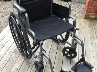 Kørestol med vedligeholdelsesfrie hjul