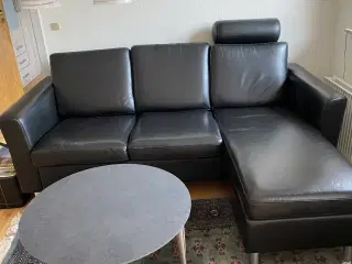 Lædersofa med chaiselong og sofabord 