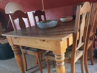 Fint ældre spisebord m/stole