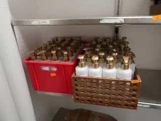 2 stk. kasser med dispenserer