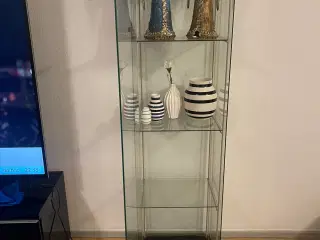 Glasskabet Ikea med alle i in kan du se på billede