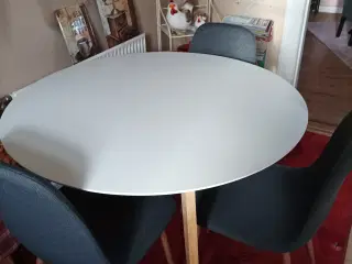 Køkkenbord med 3 stolene 