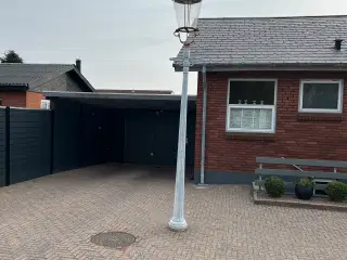 Gammeldags gadelampe, er til 220volt. 