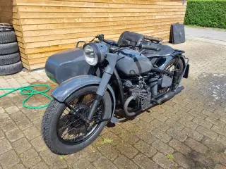 CJ750. Veteran motorcykel med sidevogn 