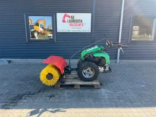 - - - Roriatica AC 400 2hjulet traktor med kost