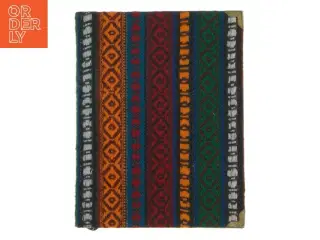 Farverig notesbog med tekstilomslag (str. 18x14 cm)