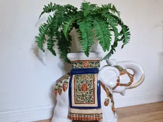 Stor porcelæns elefant med østasiatisk mønster.