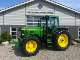 John Deere 7710 8.1L motor, store hjul og frontlift. En ejeres velholdt gård traktor.