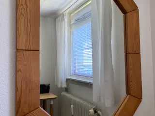 Spejl med fyrretræs ramme