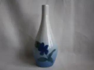 Vase med blå blomst fra Bing og Grøndahl 