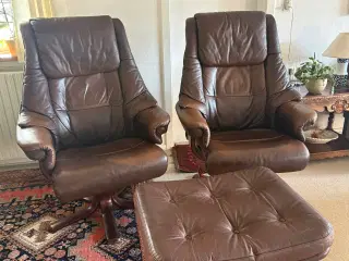 2 læderlænestole med fodskammel