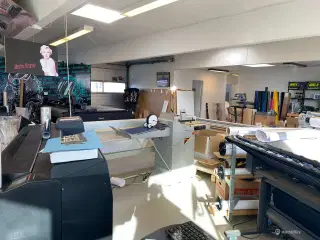 Butikslejemål ud til befærdet vej