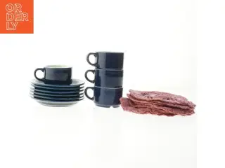 Kaffesæt med undertallerkner og servietter (str. 6 undertallerkner. ø. 14 cm. 4 kopper. ø. 7,5 cm. længde. 5 cm. 10. servietter. &