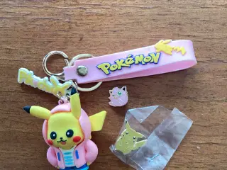 Pokemon pins og nøglering