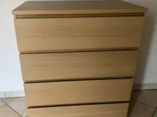 Kommode med 4 skuffer 