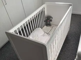 Baby/Børneseng sælges i meget god stand
