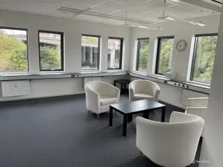 Velbeliggende lejemål til kontor og/eller undervisning i flot stand