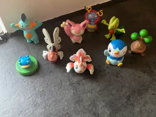 Ældre pokemon figurer sælges. 