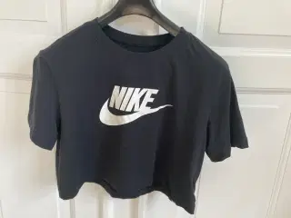 Kort sort Nike Essential-T-shirt til kvinder