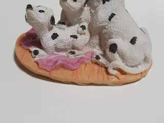 Figur - 3 hunde på lyserødt tæppe