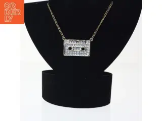 Guldfarvet halskæde med kassettebånd vedhæng (str. 65 cm)