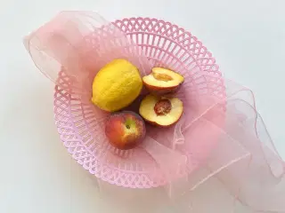 Lyserødt retro plastfad