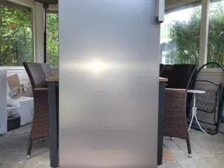 Praktisk og rummeligt køleskab på 252 liter.