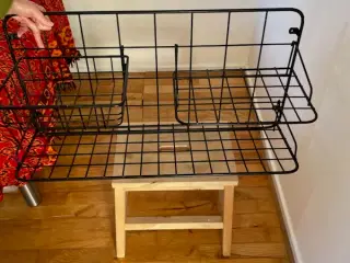 Metal gitter og 2 hylder som vægophæng