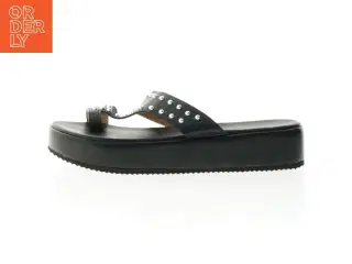 Sorte sandaler med nitter (str. 42)