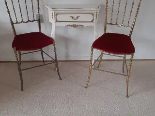 2 stole og vægskab.