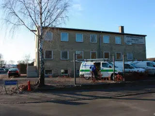 Erhvervslokaler udlejes i meget synlig hjørne ejendom.