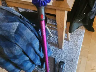 DYSON V7